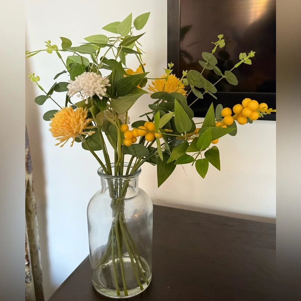 Kohl's Faux Floral Arrangement Yellow White Flowers Clear Glass Vase 7.5”